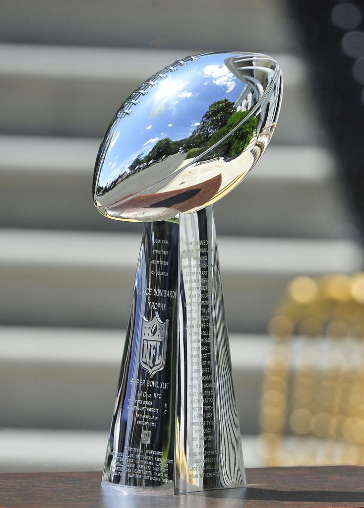 El galardón, que representa un balón de tamaño real, fue diseñado en 1966 por Oscar Riedner, quien entonces era vicepresidente de la afamada joyería Tiffany & Co.