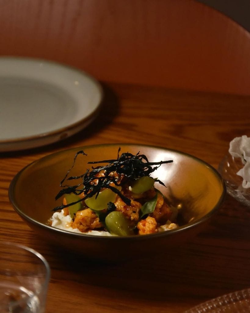 Pickle de coliflor marinado. Stracciatella. Lima. Uvas. Albahaca. Miyeok frito.