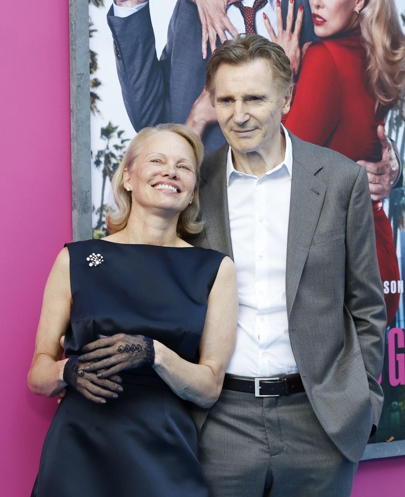 Pamela Anderson confirma que su relación sentimental con Liam Neeson duró solo una semana