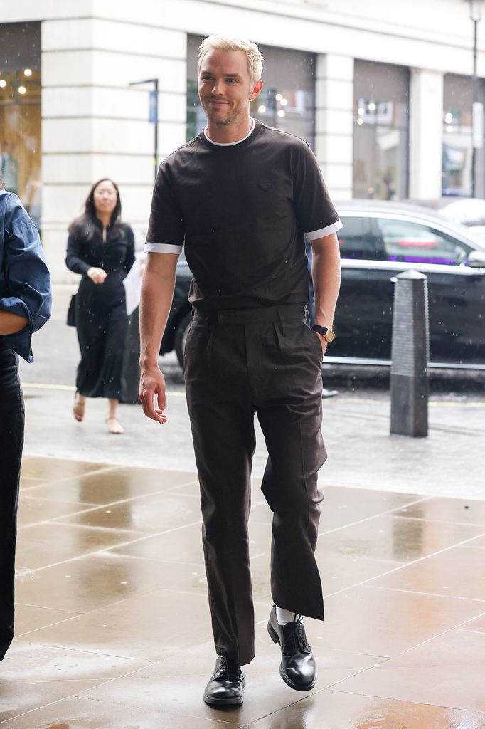 Nicholas Hoult, lleva Prada en Londres