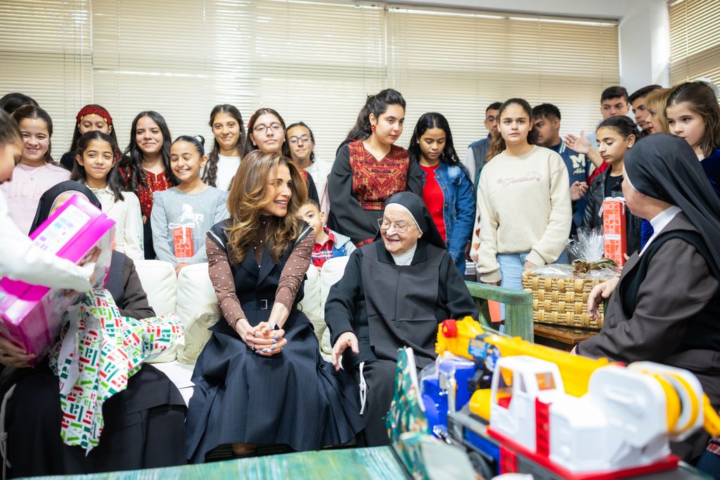 Rania de Jordania visita la Sociedad Benéfica Mar Mansour en Amán