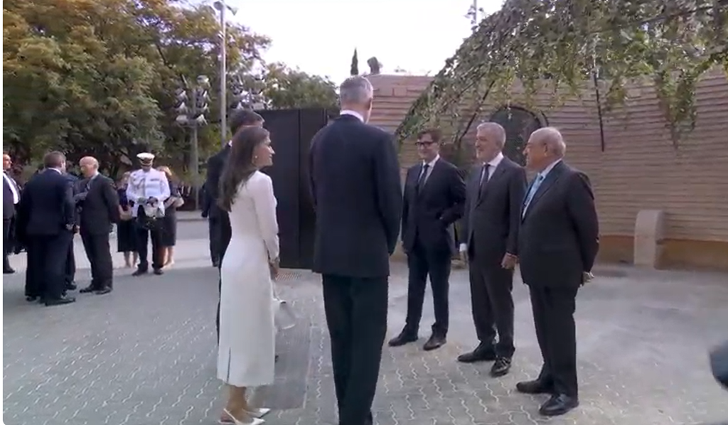 La reina Letizia cierra el círculo en su tercer acto con el Papa rescatando el simbólico vestido que lo vio convertirse en Santo Padre