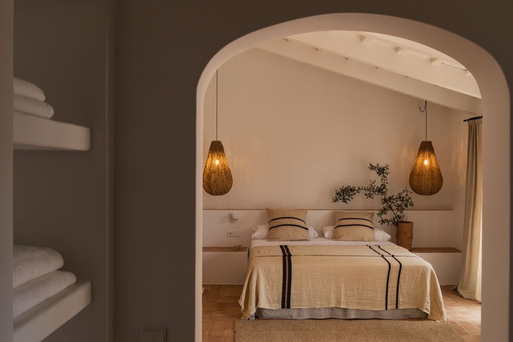 Habitación de hotel en blanco y fibra