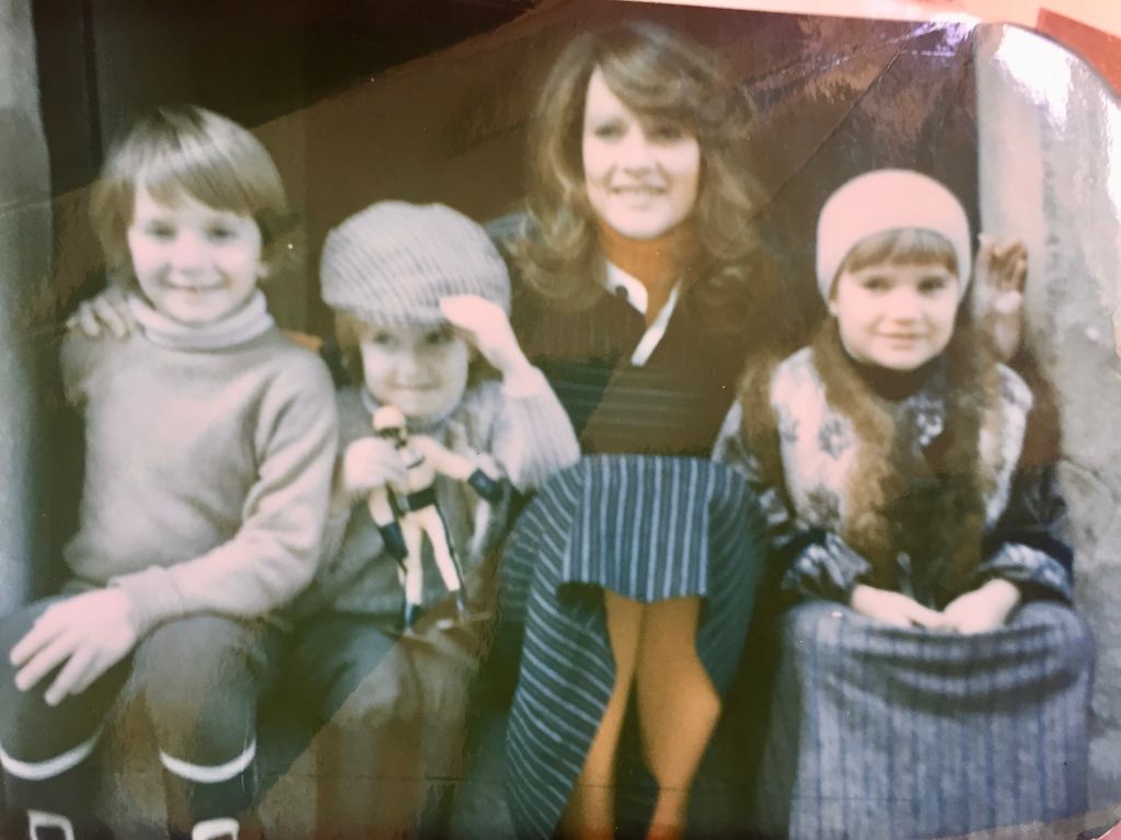 Siempre han estado muy unidos a su madre, Sabine Dèrouléde