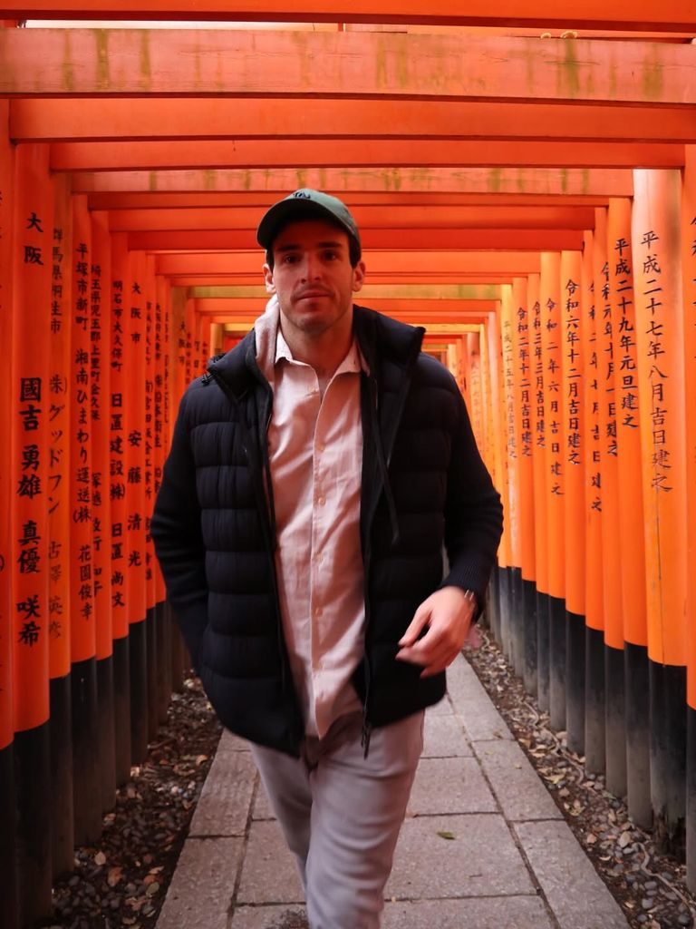 Iñigo, cruzando los 'torii' del Fushimi Inari Shrine