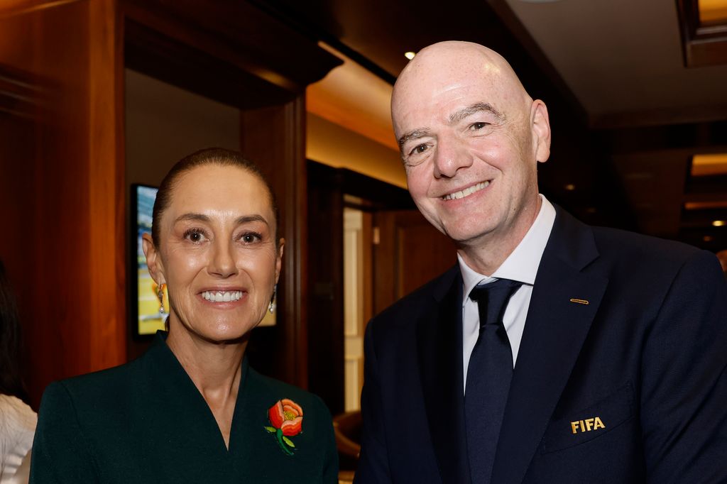 Claudia Sheinbaum junto al presidente de la FIFA Gianni Infantino s su llegada al estadio para la final del Mundial.