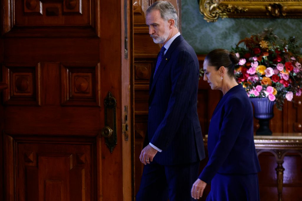 Tras la ceremonia de bienvenida, el monarca y la presidenta procedieron a llevar a cabo una reunión privada.  
