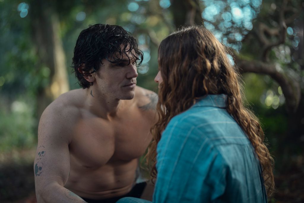 Sam mantiene una relación amorosa con Rossie