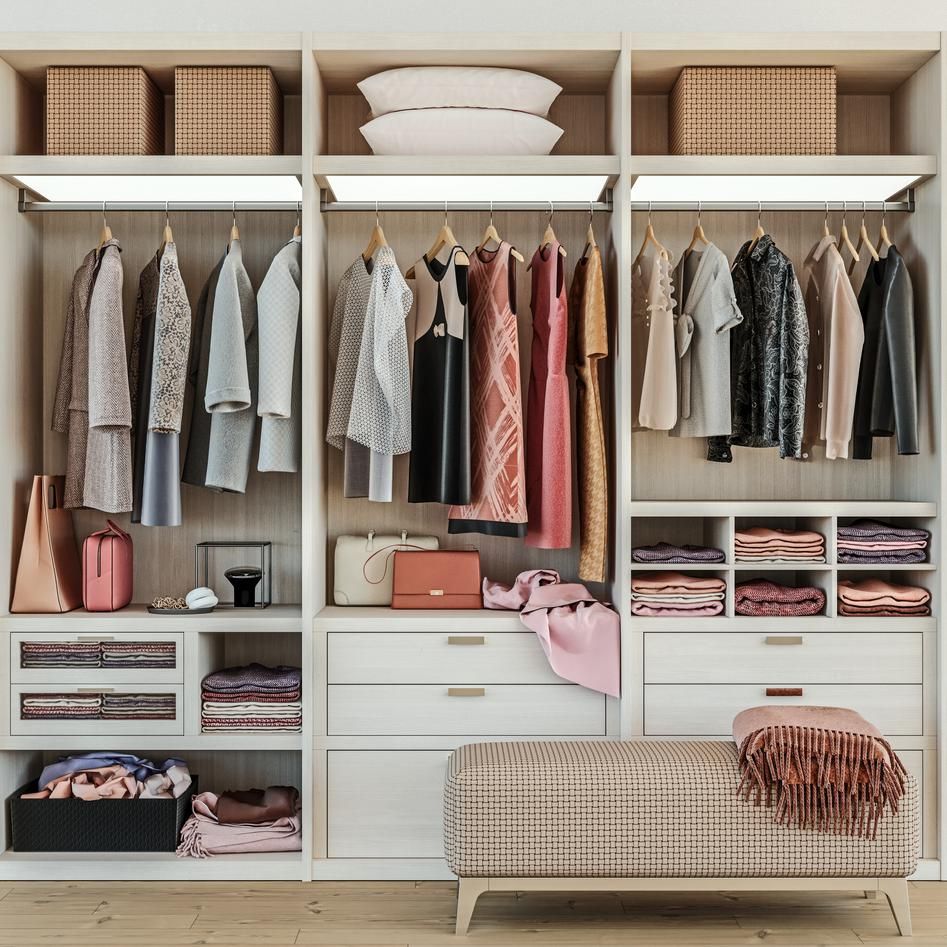 Armario de madera moderno con ropa de mujer colgada
