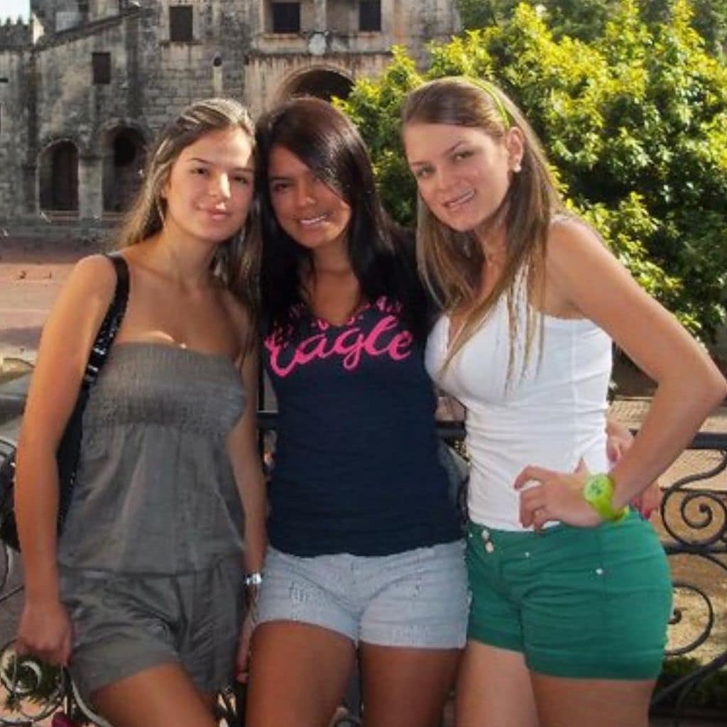Karol G con sus hermanas