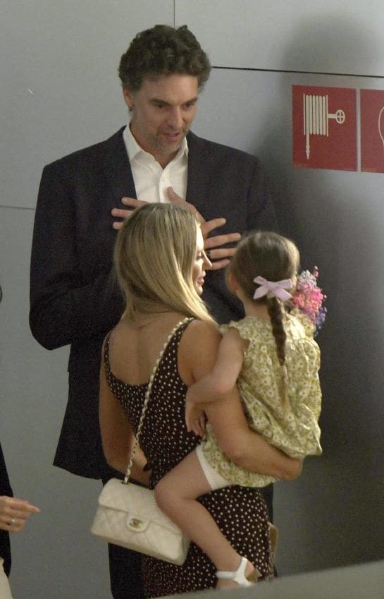 Pau Gasol cn su mujer Cat McDonnell y su hija