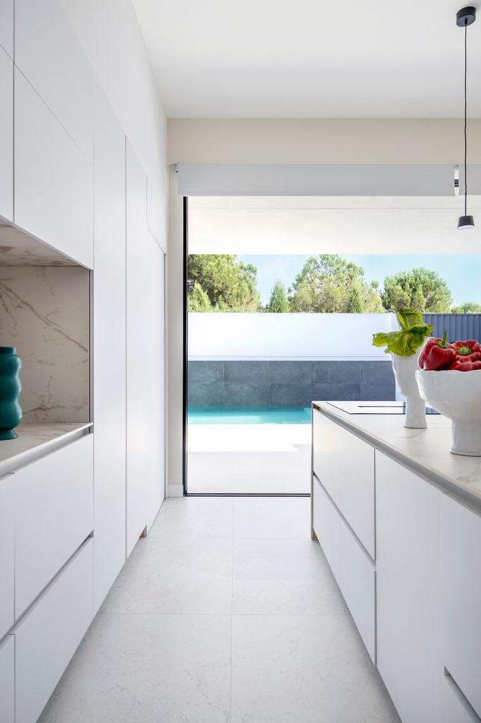 Cocina blanca con suelo del mismo color