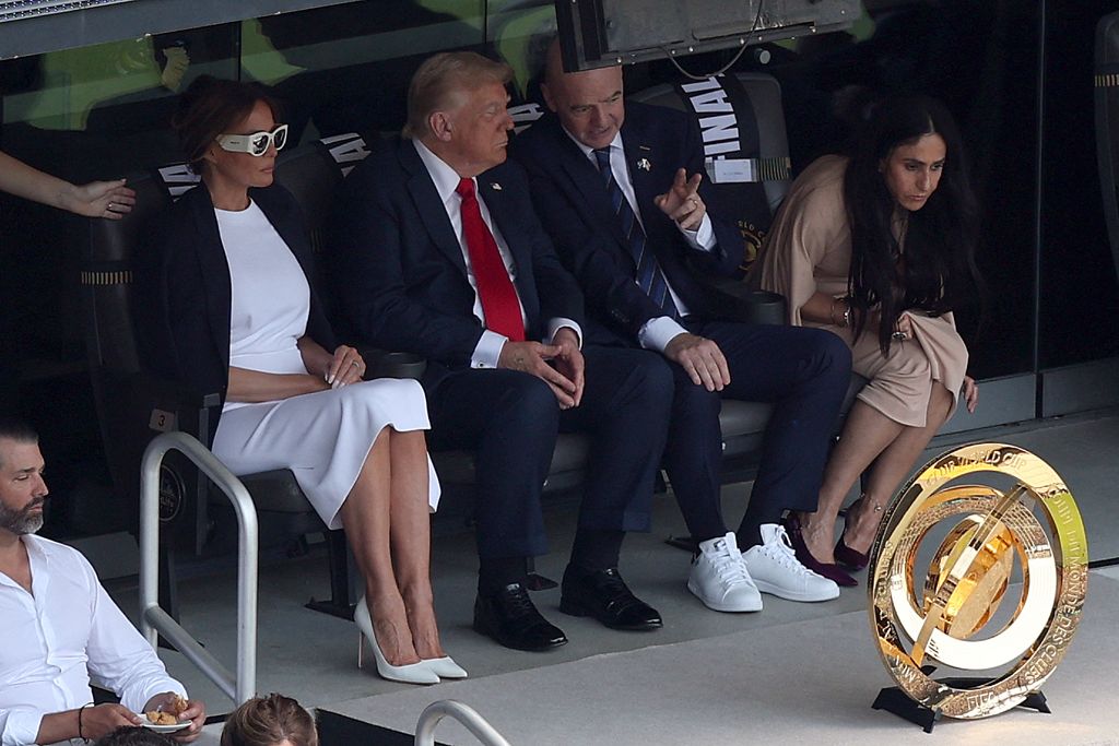 Melania Trump, Donald Trump y Gianni Infantino, presidente de la FIFA, en el palco del MetLife Stadium