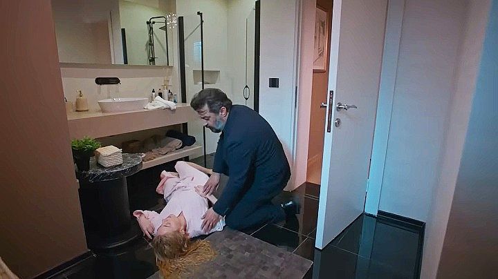 Avance de 'Hermanos':Nehabat se ha caído en el baño y Akif la encuentra inconsciente en el sueño 