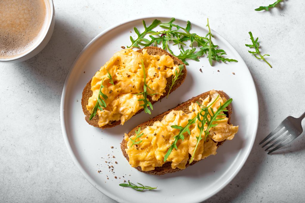 Los huevos proporcionan proteínas de alta calidad que contribuyen al mantenimiento y recuperación muscular.