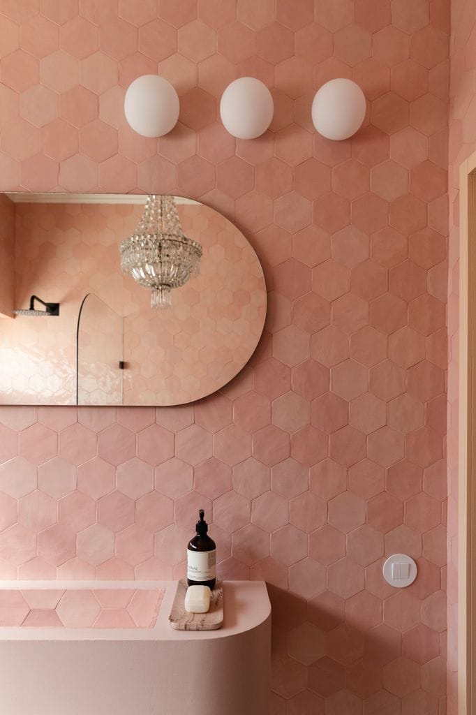 Pared de baño con apliques redondos