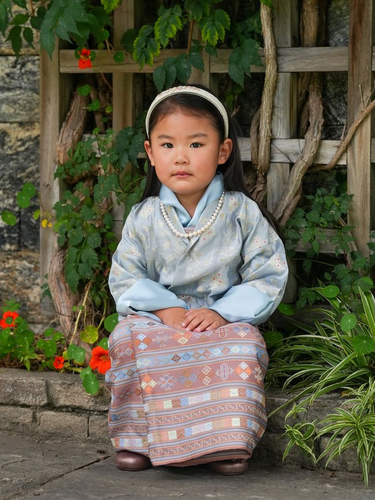 La princesa Sonam Yangden celebra su tercer aniversario luciendo por primera vez un collar de perlas naturales y el atuendo tradicional del reino de Bután