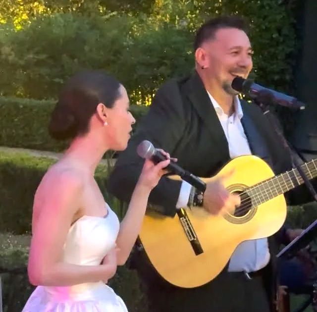 La actriz, cantando en su boda