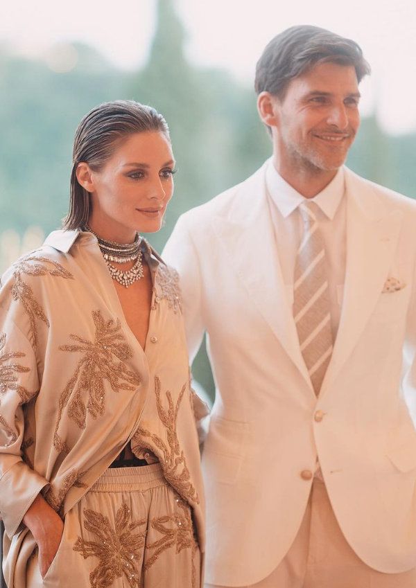 Olivia Palermo con pantalón y camisa satinada en Italia