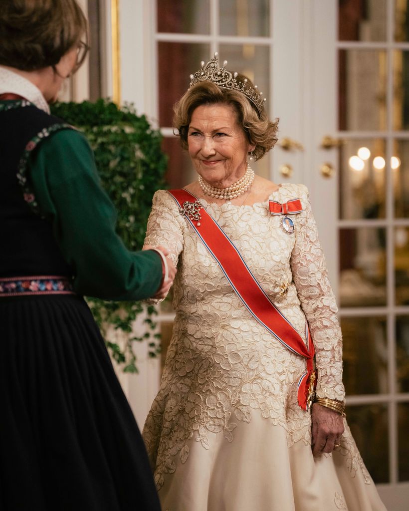 La reina Sonia ha reaparecido en su primera cena de gala tras la muerte de su marido