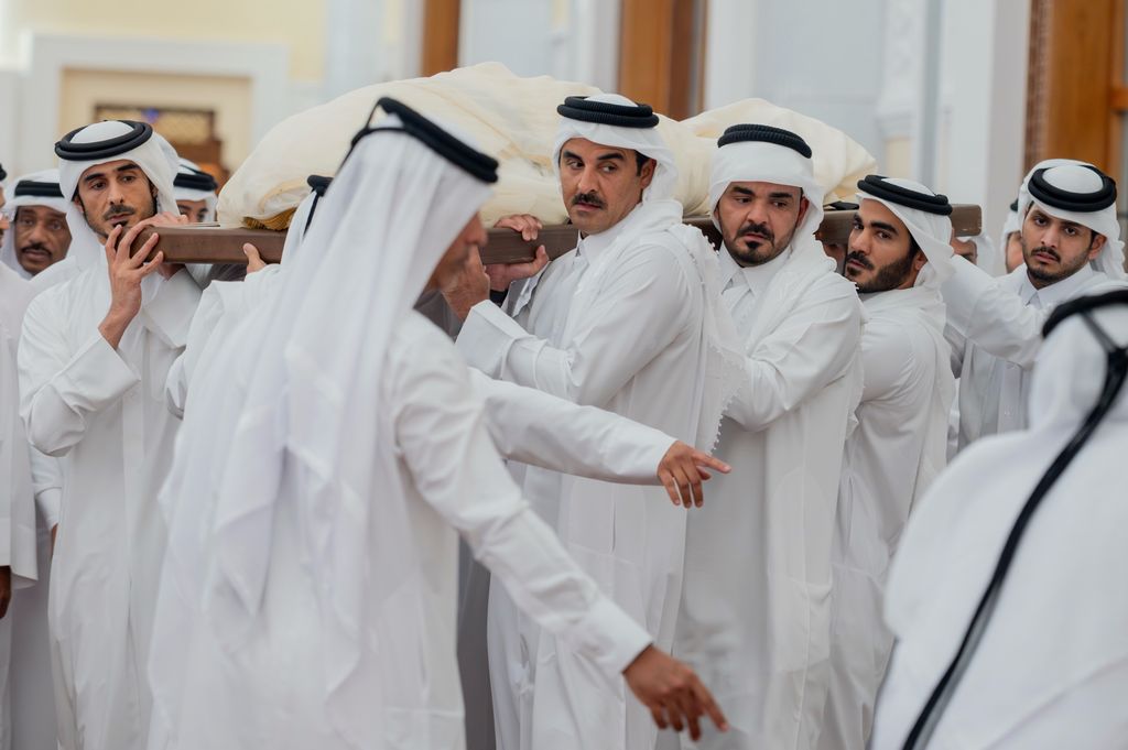 El emir de Catar portando el féretro de su padre
