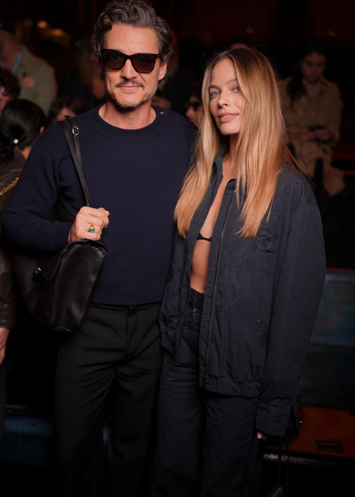 Pedro Pascal se une a la fiebre de los bolsos y lleva una 'flap bag'.