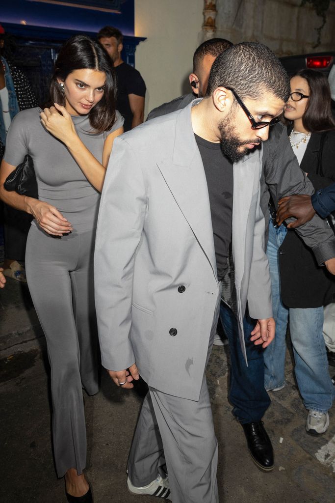 El 23 de junio, Kendall y Bad Bunny llevaron looks a juego en color gris.