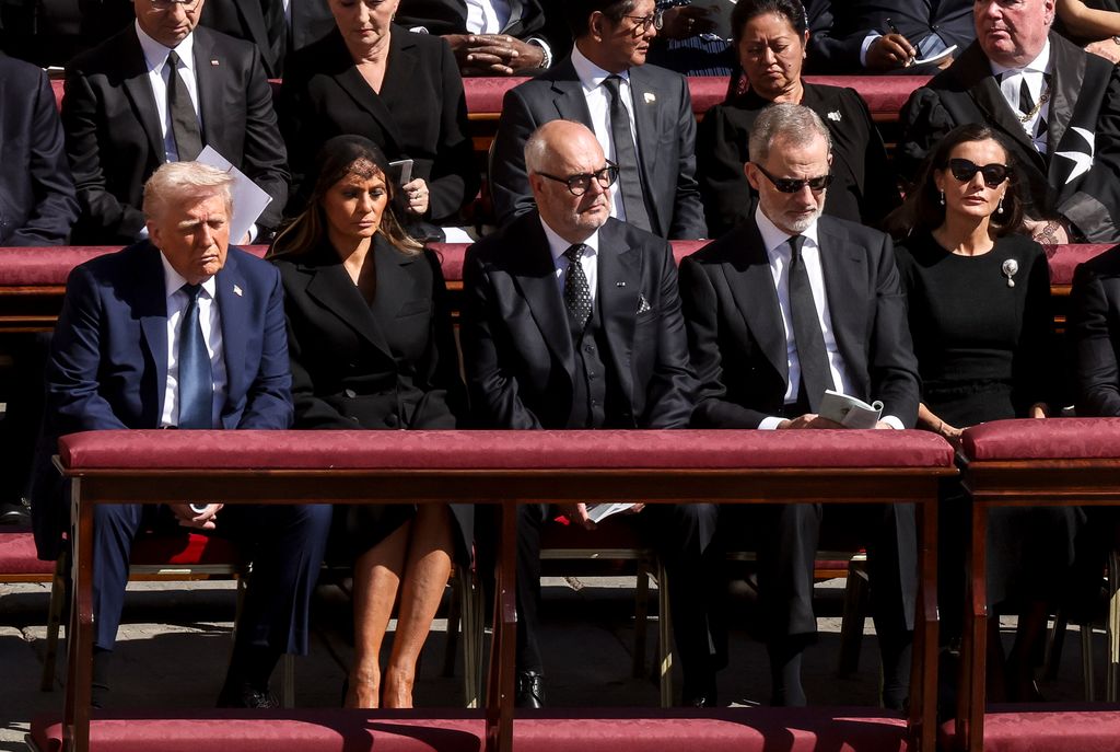 (De izquierda a derecha) El presidente de EE. UU. Donald Trump, la primera dama de EE. UU. Melania Trump, un invitado junto al rey y la reina de España, Felipe y Letizia, asisten al funeral del Papa Francisco en la Plaza de San Pedro el 26 de abril de 2025 en la Ciudad del Vaticano. 