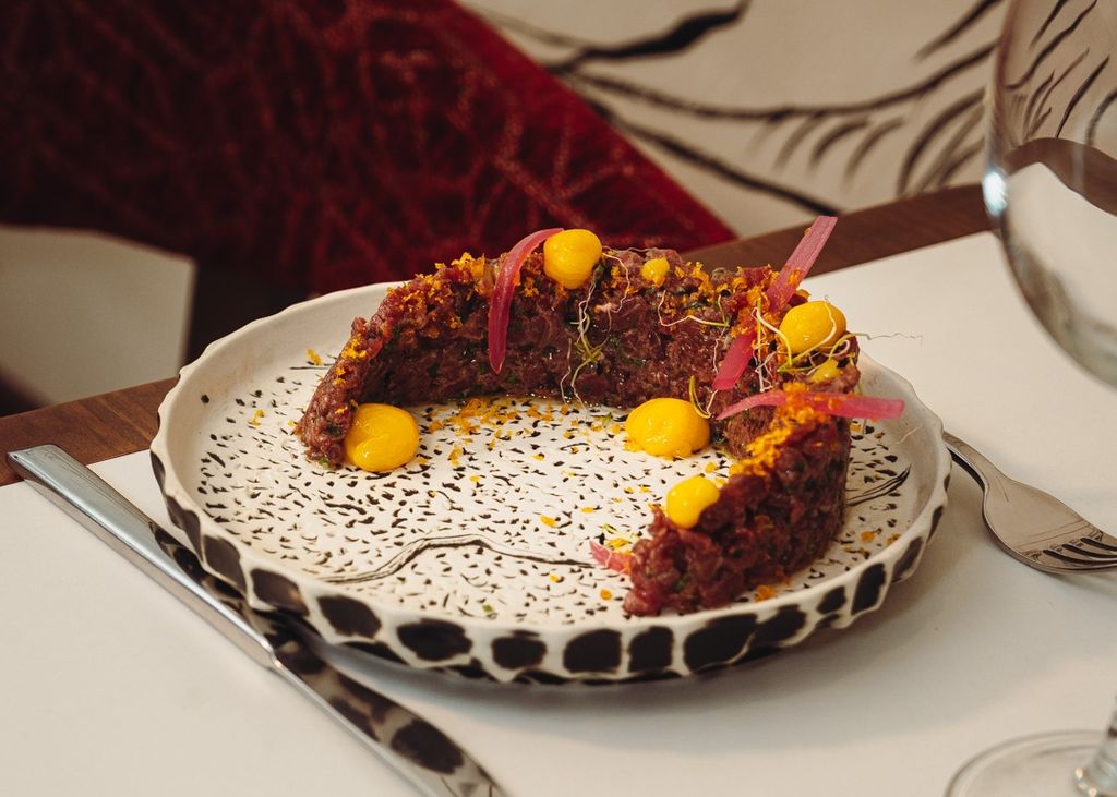 ‘Tartare di manzo’, un steak tartar a base de solomillo, bottarga de huevo marinada, cebolla encurtida y gel de yema.