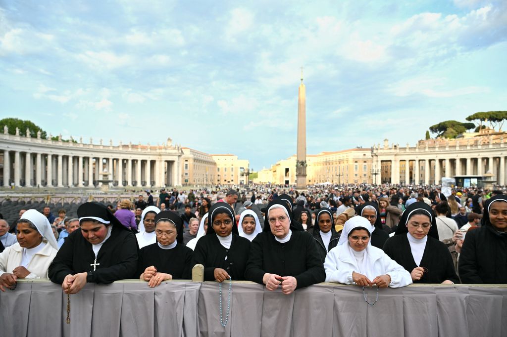 Cientos de fieles se reúnen en la plaza de San Pedro para el rosario en memoria del Papa Francisco. 