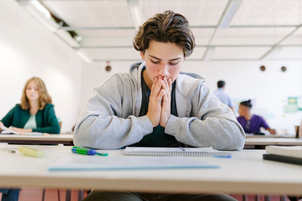 Adolescente preocupado en clase