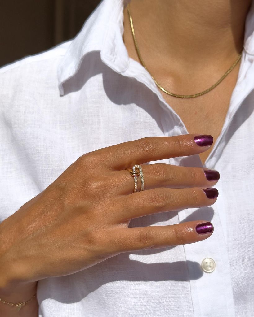 Manicura metalizada morada