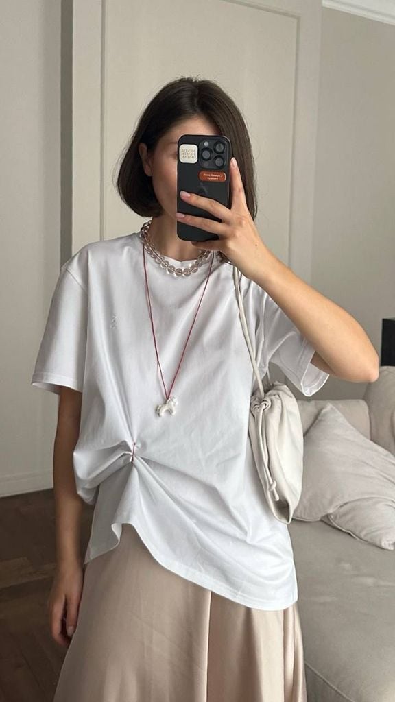 Los trucos de las editoras de FASHION para llevar camiseta básica a la oficina y vernos arregladas