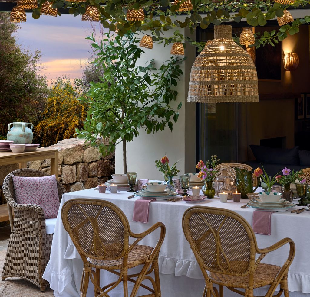 Comedor exterior con iluminación. 