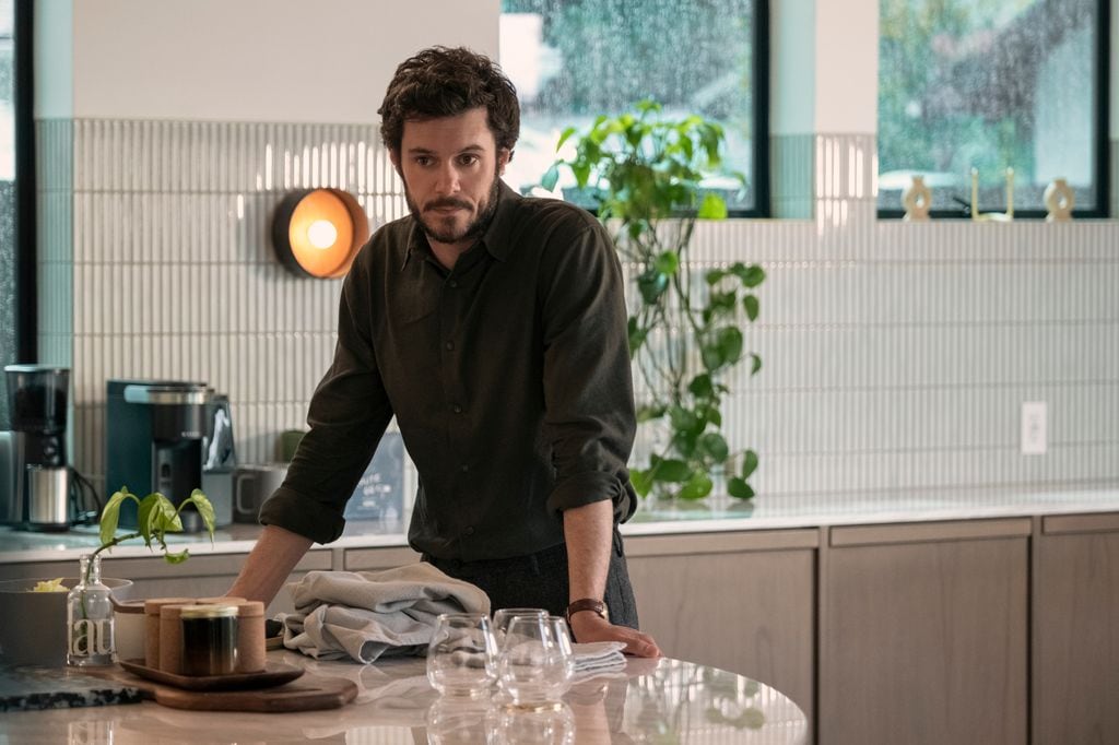 Adam Brody da vida a Noah, un rabino poco convencional en 'Nadie quiere esto'