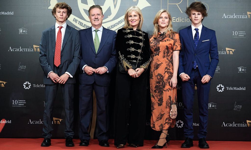 Los periodistas Manuel Campo Vidal y María Rey con sus hijos
