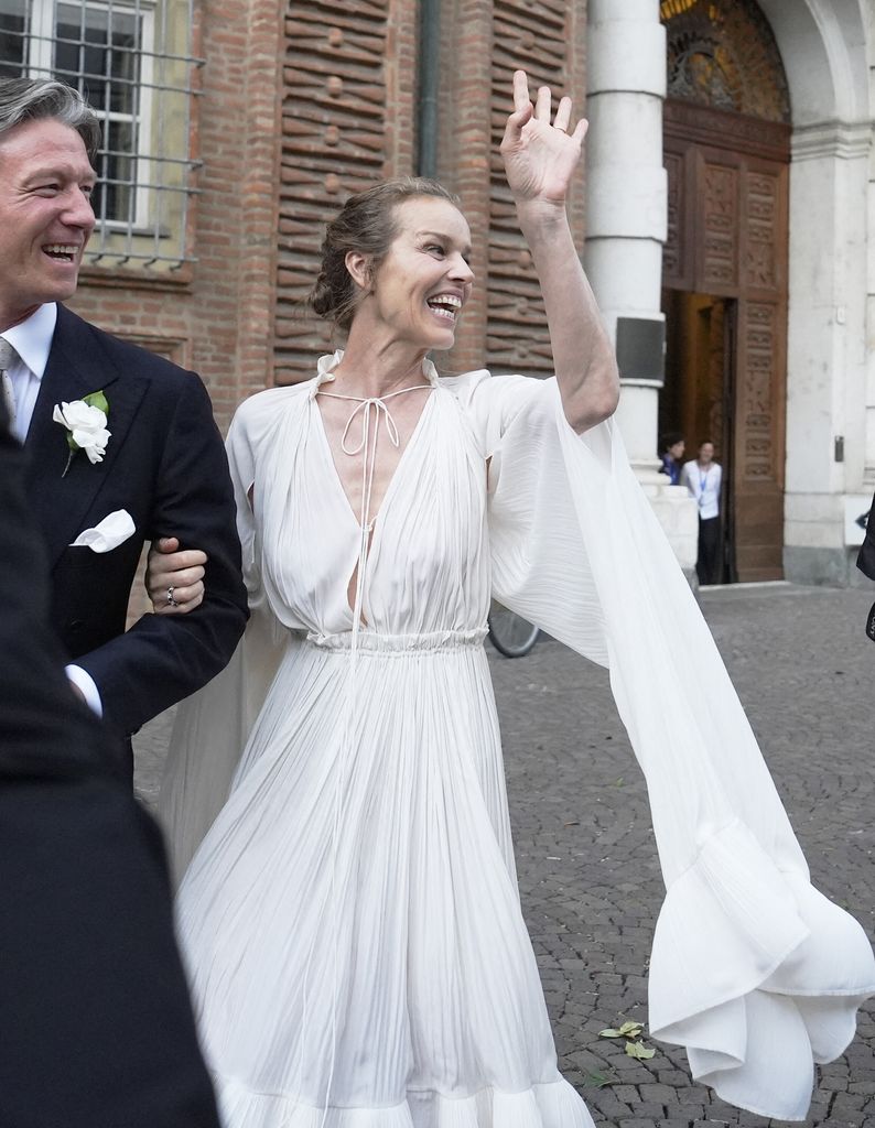 Ha sido una celebración íntima con 50 invitados. La novia ha optado por vestido 'boho'