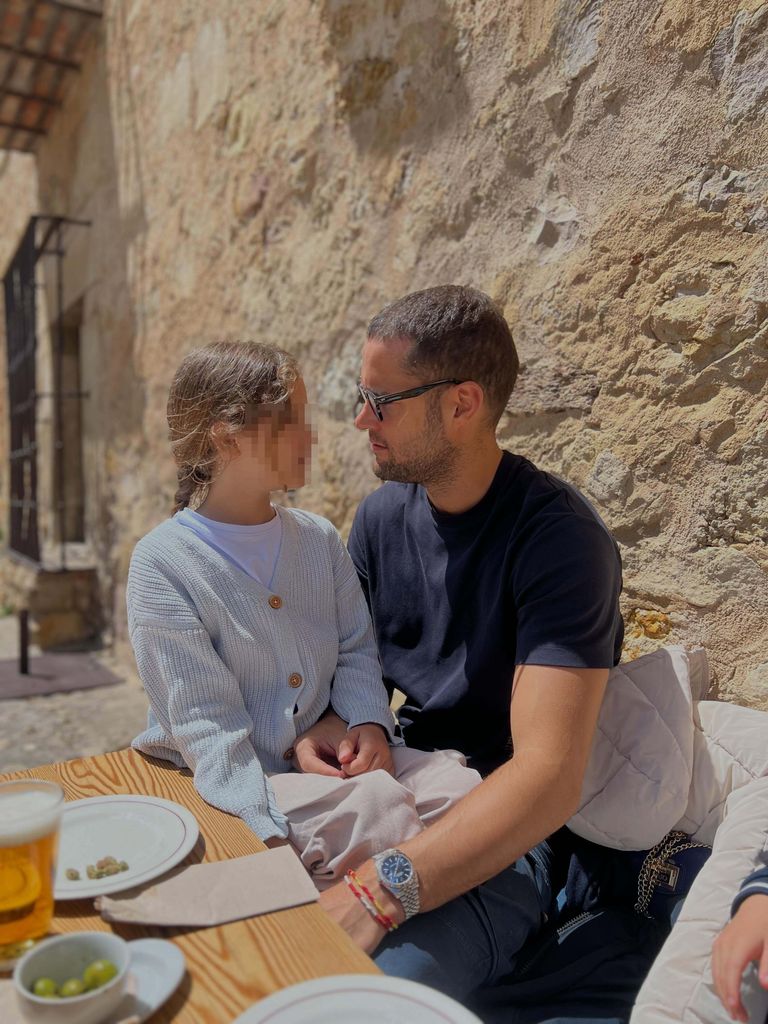 "Estamos a 12.000km de distancia y te echo mucho de menos. Estoy super orgulloso de ti, me encanta como eres, me lo paso genial contigo y te quiero con locura", ha dicho
