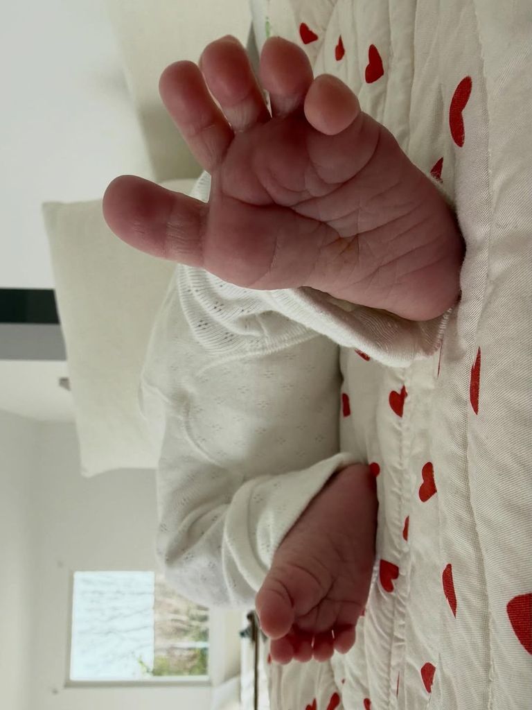 Los pies del niño, quien está a punto de cumplir dos meses