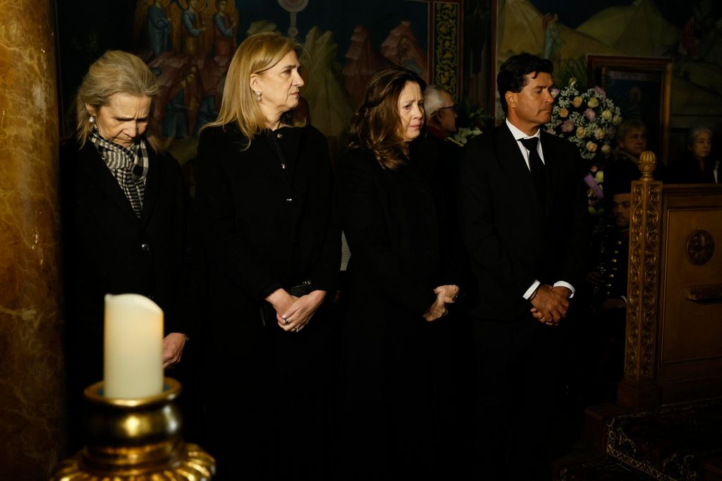 Las infantas Elena y Cristina  junto a la princesa Alexia de Gracia y su marido Carlos Morales Quintana entran en la catedral ortodoxa griega de San Andrés y San Demetrio de Madrid donde este sábado se celebrará un responso en memoria de la princesa Irene de Grecia, fallecida el jueves en Madrid a los 83 años.
