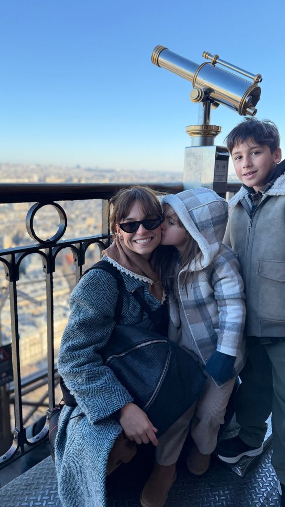Tania Rincón con sus hijos en París.