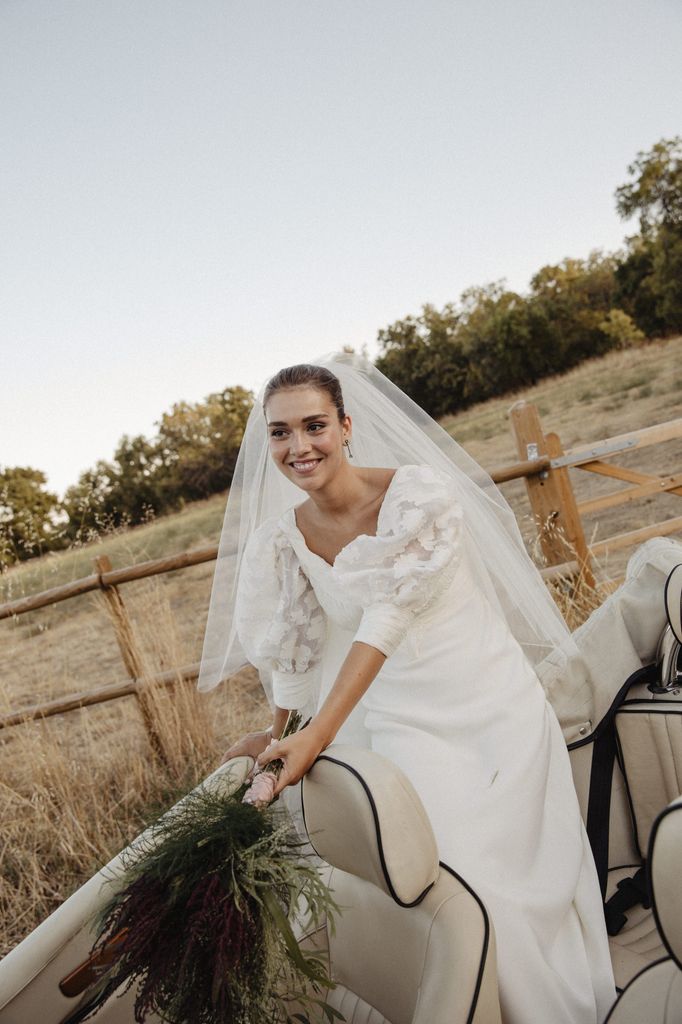Vestido de novia con capa y mangas abullonadas Castellar Granados
