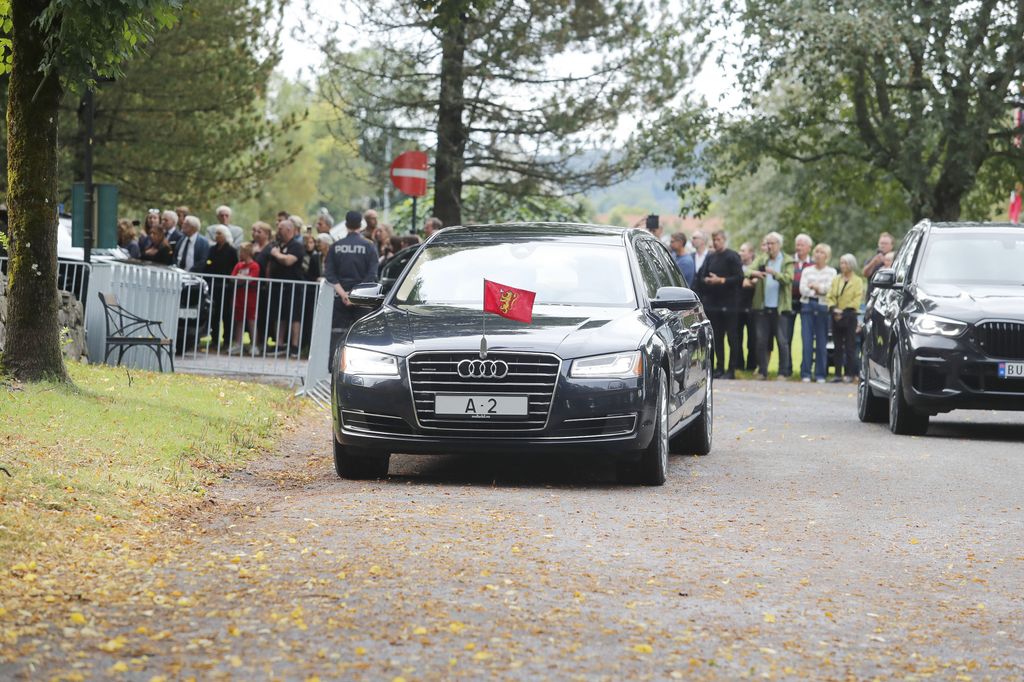 El coche que transportaba a la familia real a su llegada a Asken