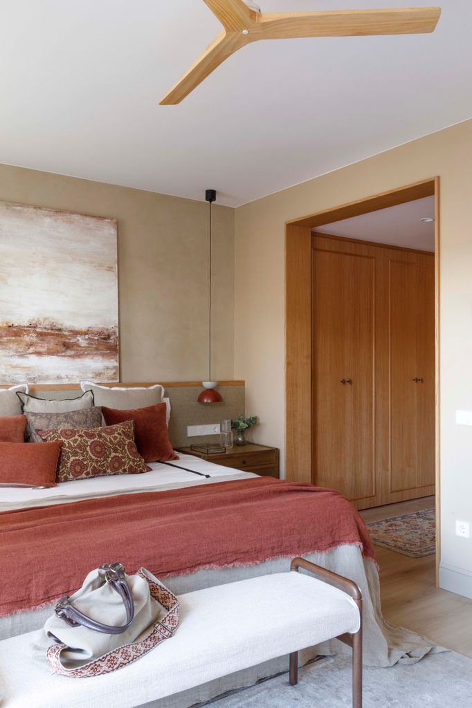 Dormitorio en tonos cálidos. 
