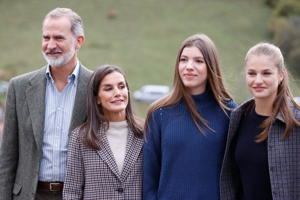 La infanta Sofía con sus padres, los reyes Felipe y Letizia y su hermana, la princesa Leonor