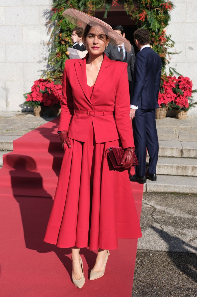 Apostando por un estética vintage, poco habitual en ella, Lourdes Montes hizo un guiño a los años 40 y 50 con su conjunto de Roberto Diz, accesorizado con gran pamela, para convertirse en la invitada perfecta de la boda de la estilista Cristina Reyes y Jorge Puras en Madrid el 17 de diciembre de 2022.