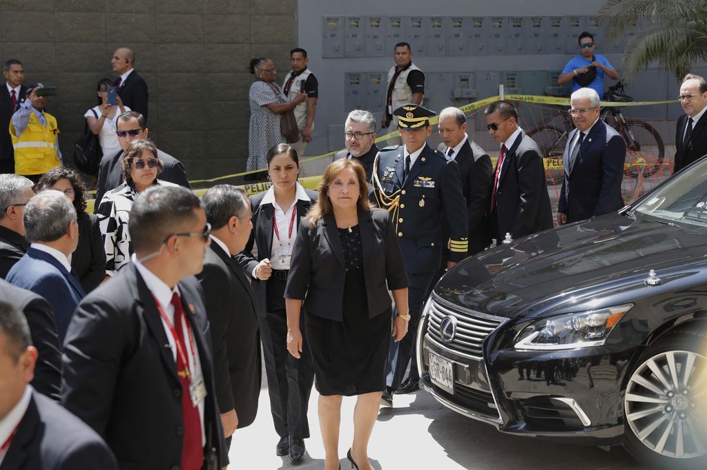 Dina Boluarte, presidenta de Peru, visita a los hijos y familiares de Mario Vargas Llosa