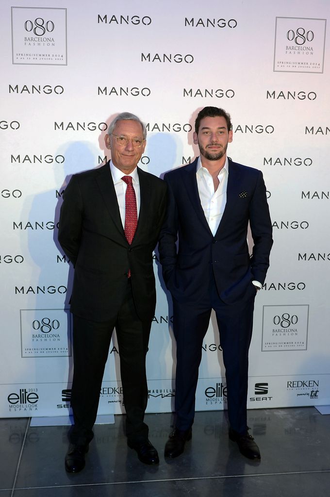 Isak Andic y su hijo, Jonathan Andic, en un evento en Barcelona en 2013