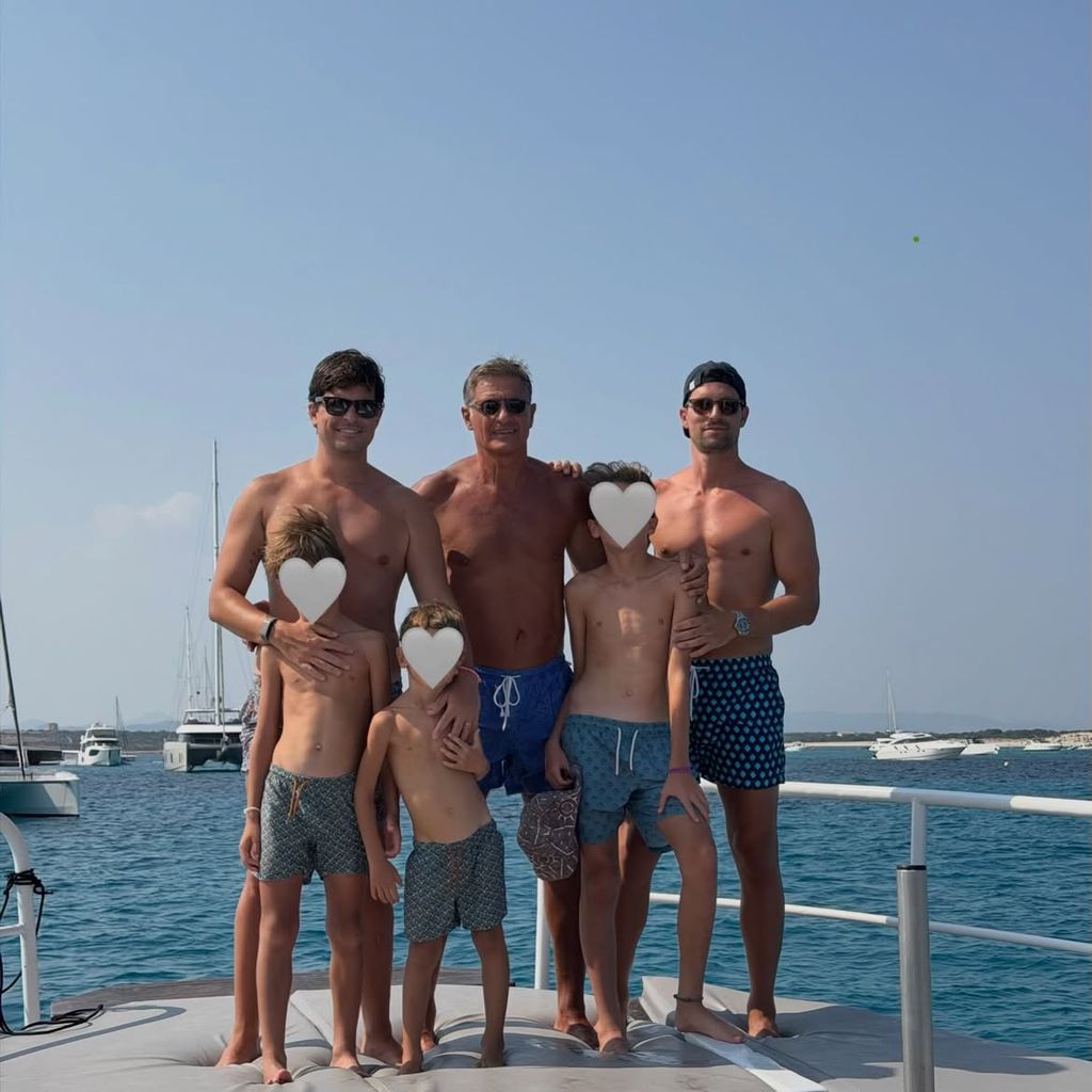 "Mi mejor alineación", escribió Álvaro González junto a esta fotografía que reúne a tres generaciones de la familia durante sus vacaciones de verano