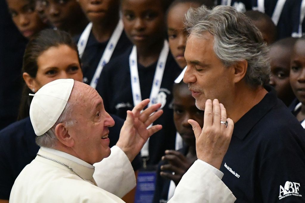 El Papa Francisco con el tenor Andrea Bocelli en agosto de 2017, en El Vaticano. 